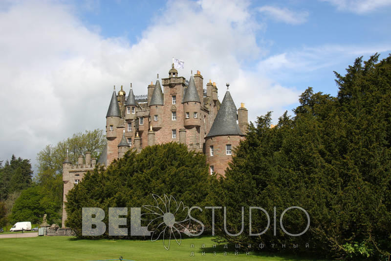  Glamis Castle Gardens 