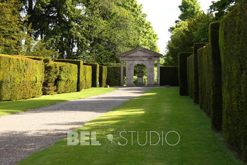  Glamis Castle Gardens 