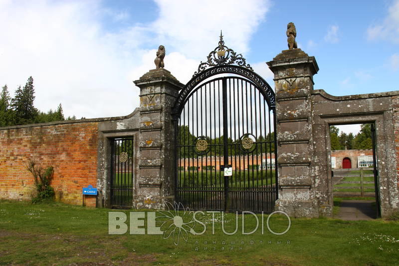 Glamis Castle Gardens. Сад за стеной