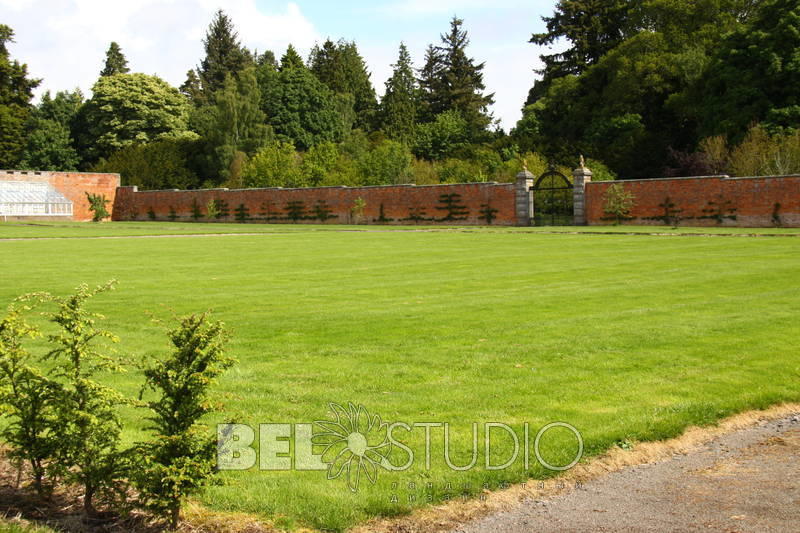 Glamis Castle Gardens. Сад за стеной  