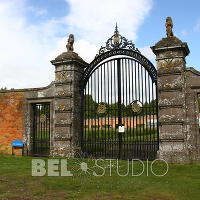 Glamis Castle Gardens. Сад за стеной